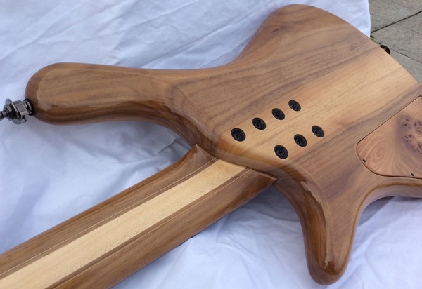 01437_05_bass6 01437_05_bass6